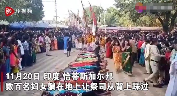 印度妇女让祭司从背上踩过求子 数千名游客围观了这一仪式