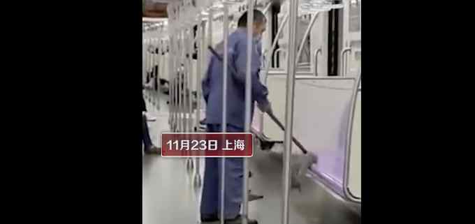 上海地铁回应保洁用拖把擦座椅：未带专用抹布 网友：太不卫生了！