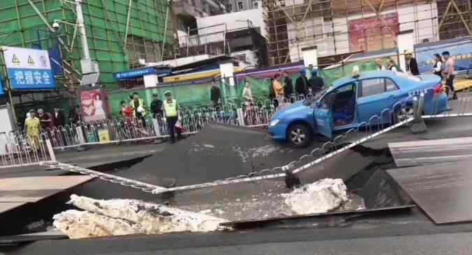 南昌路面塌陷 南昌路面塌陷地铁施工现场又现涌水 八一大道双向严重交通拥堵