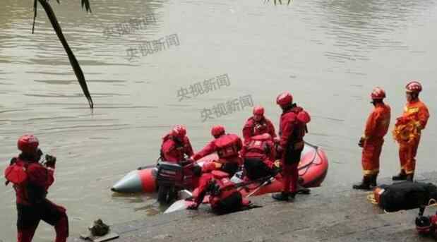 桂林发生龙舟翻船 桂林发生龙舟翻船事故 龙舟翻覆约60人落水水流湍急