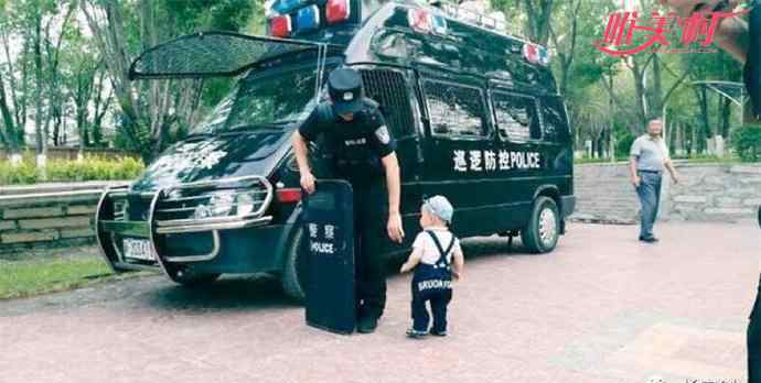 父亲的盾牌 一岁儿子路遇警察爸爸执勤 紧抓盾牌只为一个拥抱