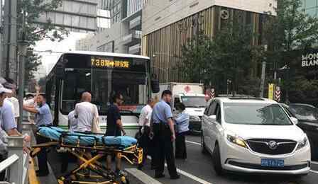 天安门车祸 上海一公交撞到路人导致2人死亡 南京西路车祸现场照片流出