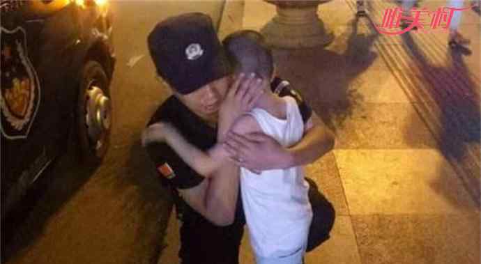 父亲的盾牌 一岁儿子路遇警察爸爸执勤 紧抓盾牌只为一个拥抱