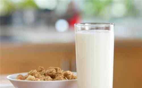 牛奶可以加热喝吗 纯牛奶可以加热吗 喝牛奶需要注意什么