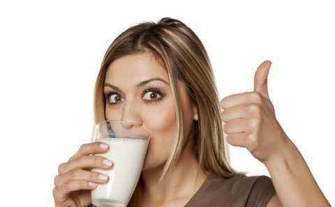 女人喝奶粉的最佳时间 女性喝纯牛奶的好处有哪些 什么时候喝牛奶比较好