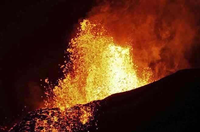 火山喷出宝石雨 夏威夷的火山喷出宝石雨 这次灾害的损失看来得用橄榄石来补了！