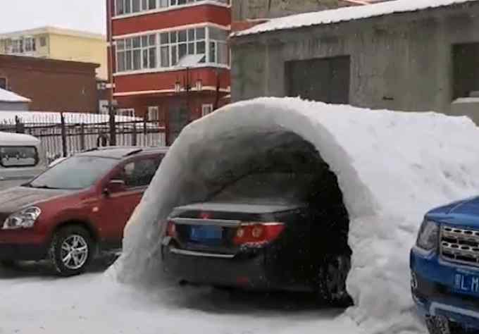 东北大哥用雪堆出车库 汽车停在里面刚刚好 网友：管用！