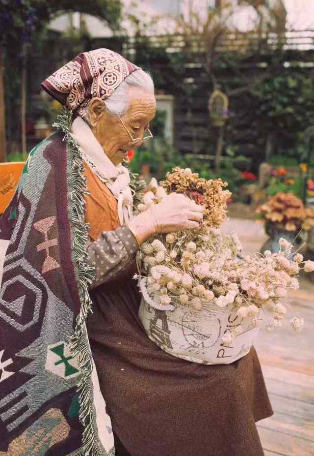 塔莎奶奶的美好生活 把90岁姥姥拍成“塔莎奶奶”，让2岁儿子在花园里长大，85后妈妈过上人人向往的生活