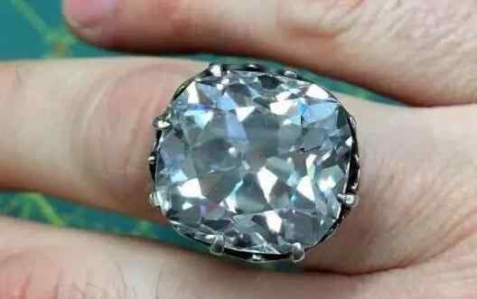 买了枚玻璃戒指 惊呆了!买了枚玻璃戒指竟是真钻戒 价值高达650万元