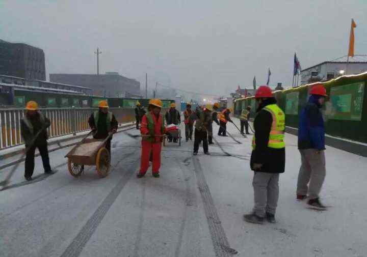 扫雪报道 扫雪除冰暖人心 济南地铁在行动