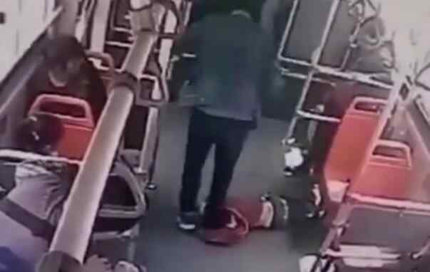 公交车打小孩 残忍至极！7岁男童公交上遭过肩狂踩头 只因在车上踢到了"暴力男"