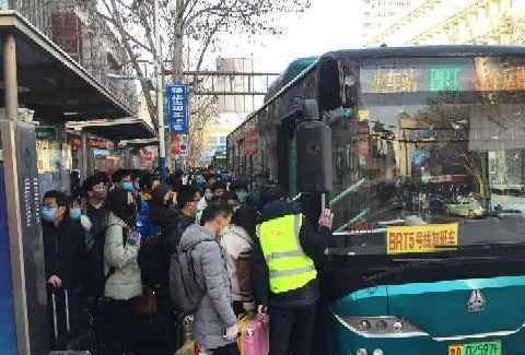公交车拥挤 济南返程高峰公交站拥挤？真实状况是这样！