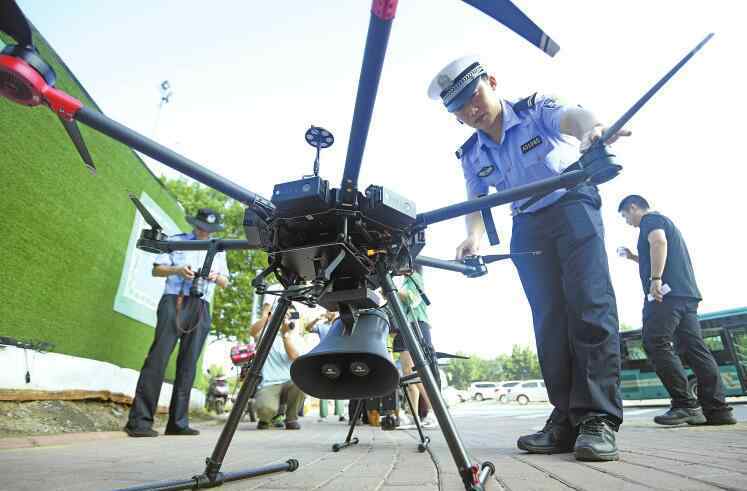 门敢阚念什么清子 警用无人机首次上岗执法 开车敢玩手机？小心“空警”拍你