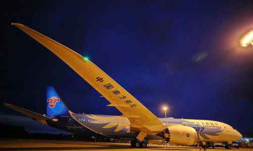 南航787 南航波音787-9交付 身披“梦想之翼”彩绘的“大灰机”平稳降落
