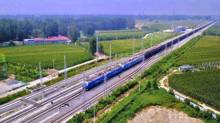 重载列车 济南西机务段：瓦日铁路首开1.2万吨重载货物列车 再创重载列车牵引新纪录