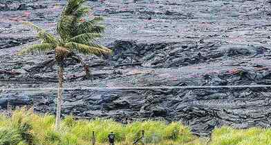 夏威夷火山再喷发 夜空染红！夏威夷火山再喷发 道路变成毁灭之河似末日降临景象