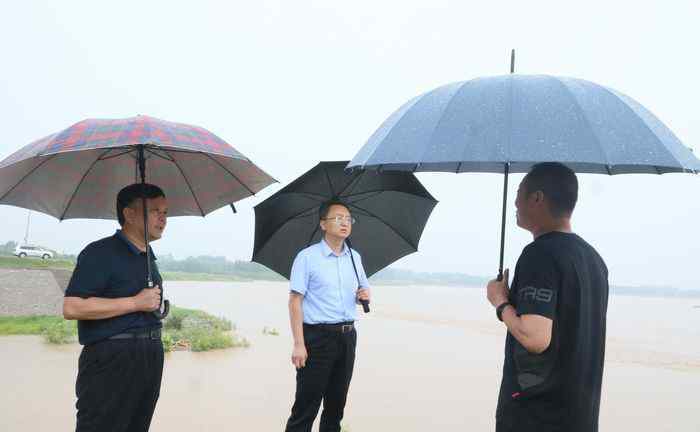 肖辉 1996年以来最大洪峰入境 市应急局局长肖辉带队查看黄河防汛工作
