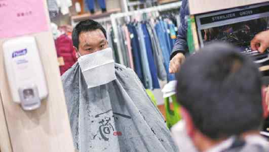 昊然理发师 “头等大事”！理发店恢复营业“神操作”：口罩加片湿巾 工位相距1.5米