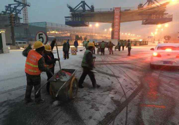 扫雪报道 扫雪除冰暖人心 济南地铁在行动