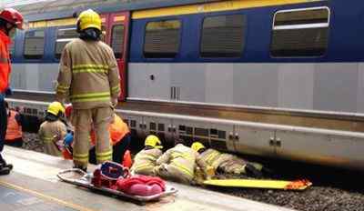 东铁线 香港地铁坠轨事件致东铁线受阻 消防将困于车底男子救出时已死亡