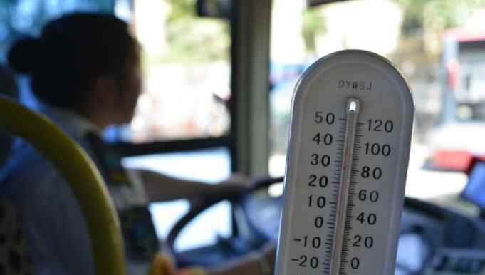 高温40度还能开车吗 济南:40度高温下坚守7小时 公交驾驶员们“以汗洗面”
