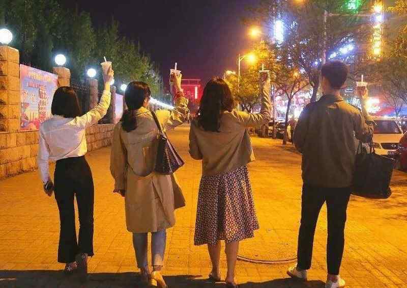 郑州qq女 郑州最繁华的大学城：夜市上人挤人，女生多颜值高