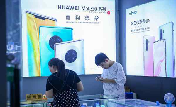 郑州通讯大世界 郑州一手机维修商靠“它”成功破局：每天客户不断，营业额同比增长30％