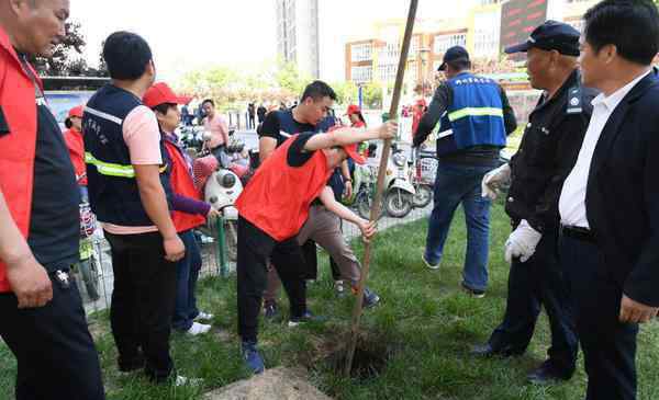 郑州疏通下水道 郑州市政部门积极 为居民疏通下水道