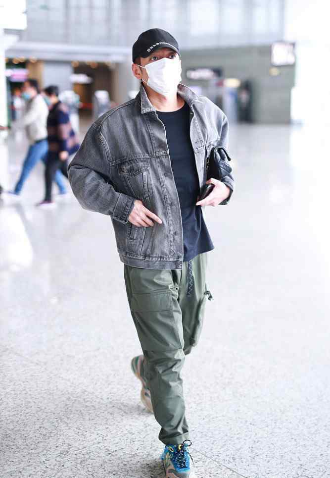 李维嘉照片 李维嘉牛仔衣工装裤现身机场，又酷又帅，挥手打招呼显亲和