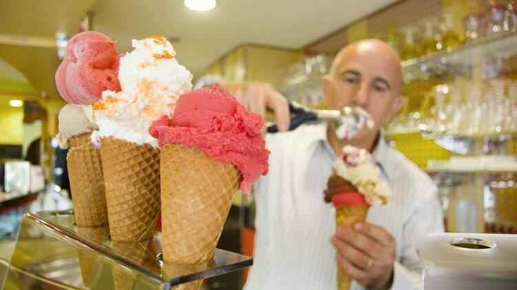 会冒烟冰淇淋 会冒烟的冰淇淋是怎么回事 街头的冒烟冰淇淋你买过吗