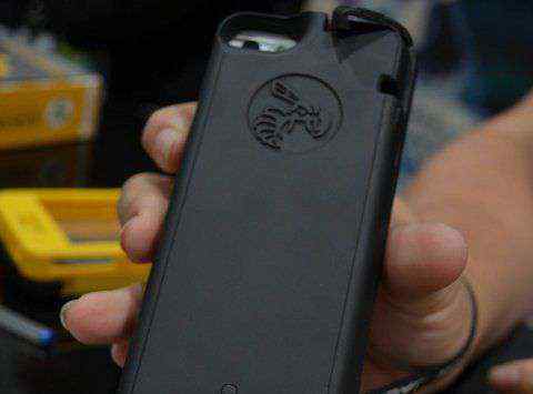 电击枪 Yellow Jacket：配有65万伏电击枪的iPhone外壳