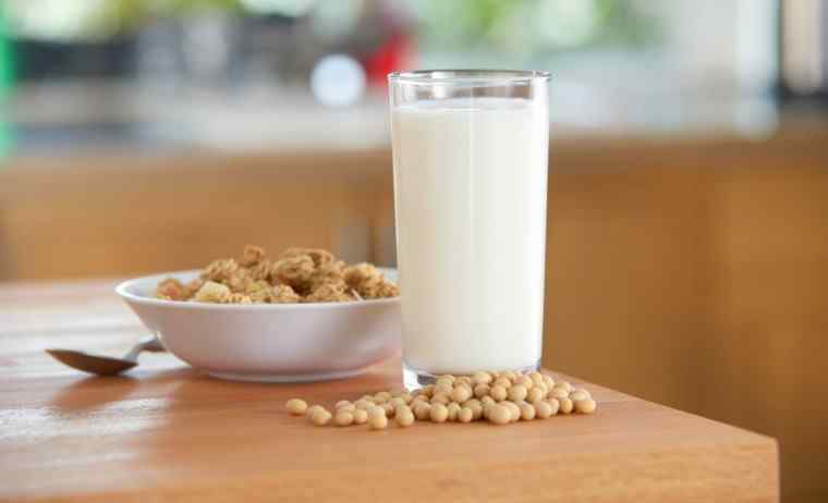 喝什么牛奶最有营养 什么牌子的纯牛奶最有营养 经常喝牛奶有哪些好处