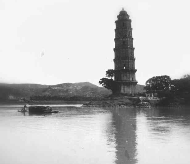 潮州凤凰塔 潮州韩江岸边有座400多年的古塔——凤凰塔