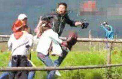 少女丽江旅游遭打 少女丽江旅游遭打，丽江市旅发委建议选择正规的骑马场