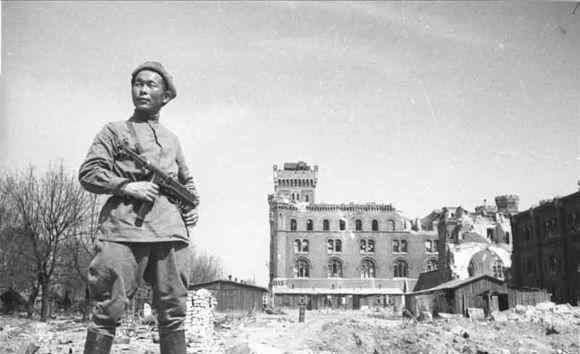 崔可夫 一组苏联红军攻克柏林的老照片，揭秘苏军中的黄种人士兵