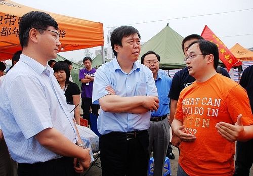 张春江书记(中)和李跃副总裁(左一)在都江堰的成都市抗震救灾指挥部