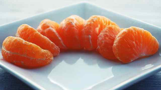 胡萝卜吃多了皮肤会变黄吗 为什么吃多了橘子会使皮肤变黄？ 为什么吃紫薯皮肤不会紫？