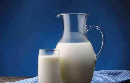 晚上可以喝牛奶吗 牛奶到底早晨喝还是晚上喝？ 酸奶VS纯牛奶究竟该怎么选？