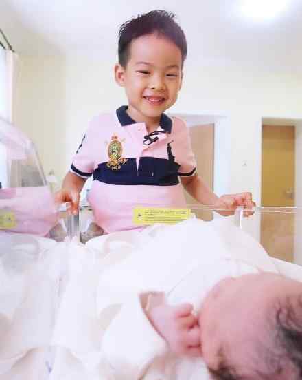刘璇微博 奥运体操冠军刘璇二胎得女，在微博晒出儿子和女儿合照