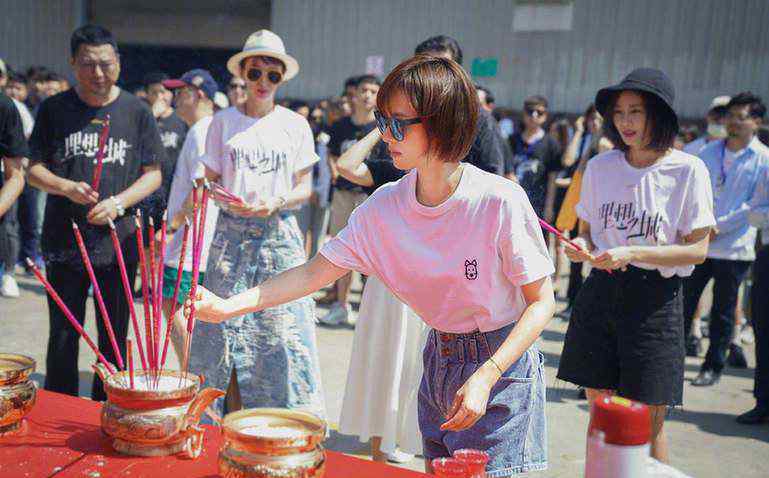 钱漪 孙俪新戏开机生图曝光 齐耳短发筷子腿满满少女感