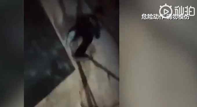 巴基斯坦一保安拍视频博眼球 朝自己胸口开枪 瞬间倒地身亡