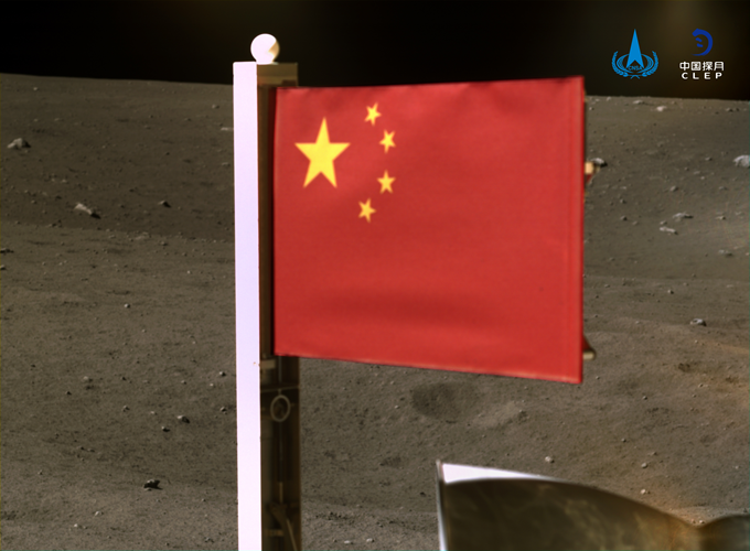 嫦娥五号月表国旗展示照片公布 网友热议：为中国骄傲！