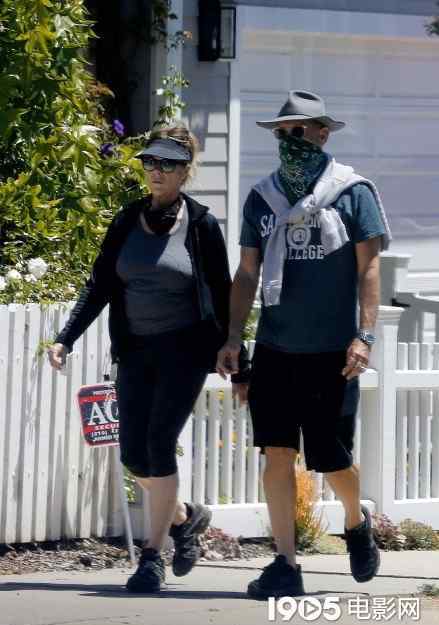 猫王的妻子 汤姆·汉克斯康复后近况曝光，与妻子搂肩散步恩爱满分