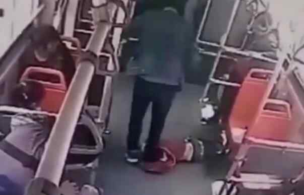 踩头 残忍至极！7岁男童公交上遭过肩狂踩头 只因在车上踢到了"暴力男"