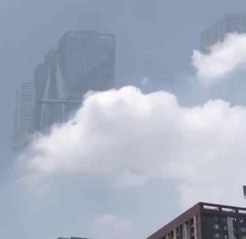 海市蜃楼视频 视频：济南惊现海市蜃楼 写字楼成排出现在天空中场面太壮观