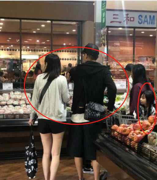 张丹峰洪欣女儿 张丹峰近照曝光，与洪欣女儿逛超市，一家三口画面很是温馨