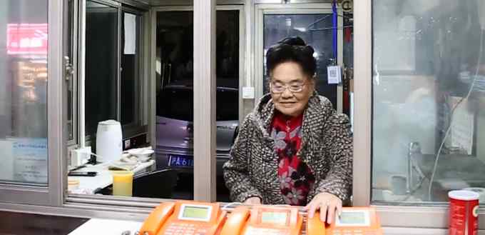 78岁奶奶坚守上海最后一家传呼电话亭：与亡夫的约定 一守就是27年
