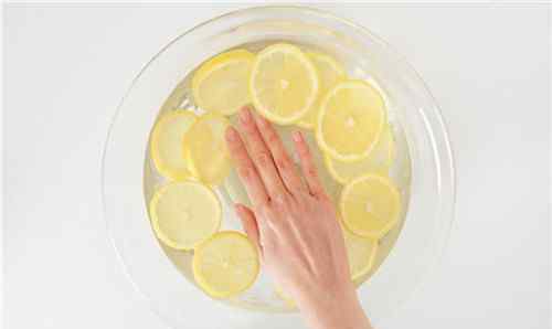 用柠檬水洗脸好吗 柠檬水洗脸居然可以祛斑 怎样用柠檬洗脸呢