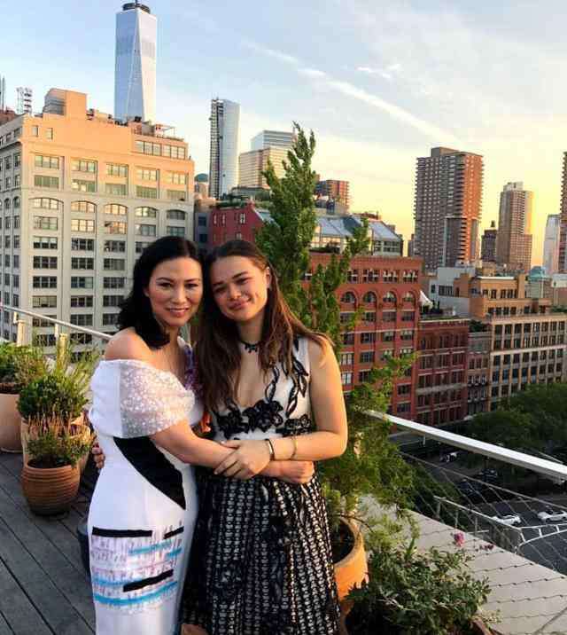 邓文迪章子怡 邓文迪回国与章子怡聚会，两个钢铁般的女子，闺蜜情多年不变