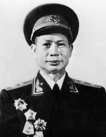邓逸凡 这位开国将军为了能上前线打仗，不惜跟妻子离了婚